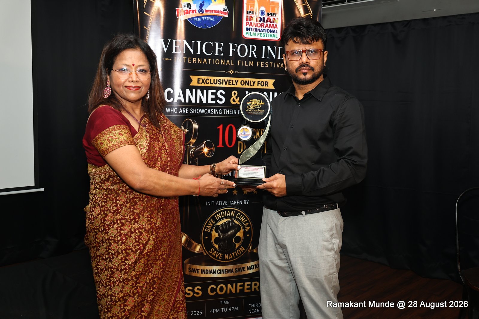 Krishna Sainanee receiving Venice for India Award Trophy